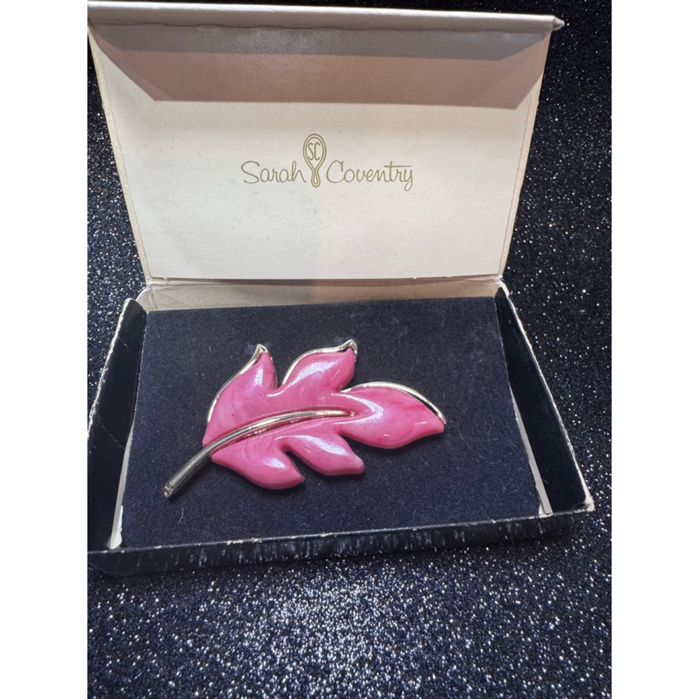 Sarah Coventry Vintage Pink Lucite Autumn leaf brooch in original box New